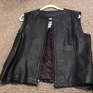 EUC, Bill Blass,leather vest,zipper in front, fully lined, Size Large, Black